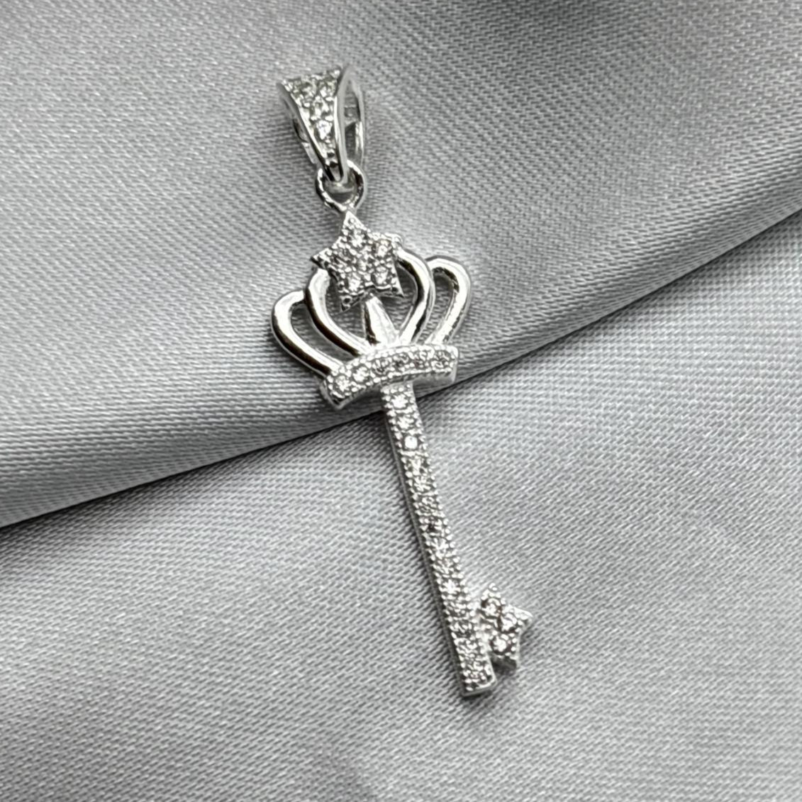 #D171 - Dije Llave Con Corona De Plata Y Piedra Zirconia - F3.1