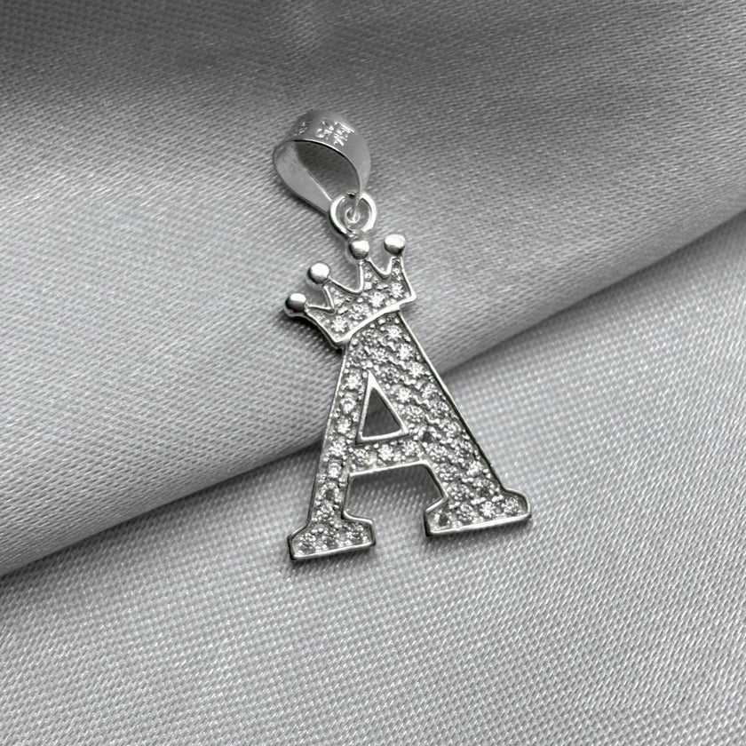 #D593 - Dije Letras Con Corona Y Piedra Zirconia Plata - ZC2.5