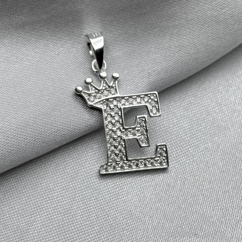 #D593 - Dije Letras Con Corona Y Piedra Zirconia Plata - ZC2.5