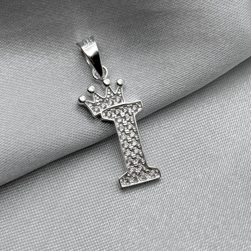 #D593 - Dije Letras Con Corona Y Piedra Zirconia Plata - ZC2.5