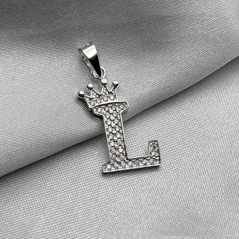 #D593 - Dije Letras Con Corona Y Piedra Zirconia Plata - ZC2.5