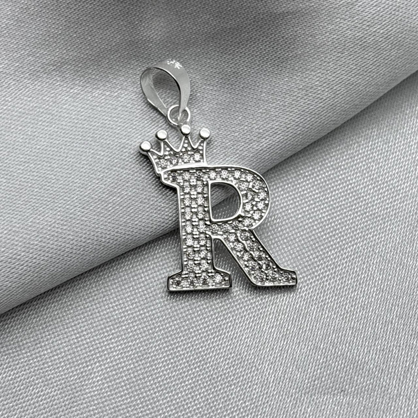 #D593 - Dije Letras Con Corona Y Piedra Zirconia Plata - ZC2.5