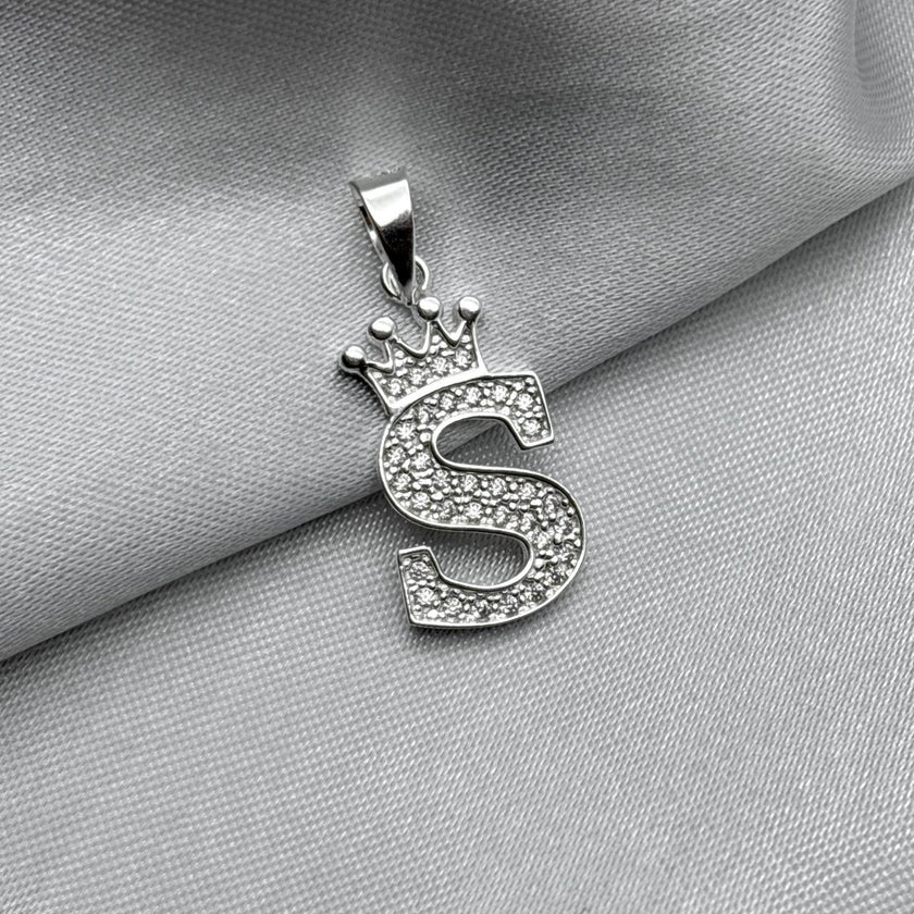 #D593 - Dije Letras Con Corona Y Piedra Zirconia Plata - ZC2.5