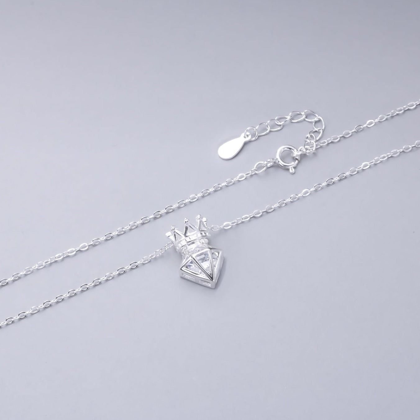 #G142 - Gargantilla De Diamante y Corona De Plata - IP3.0