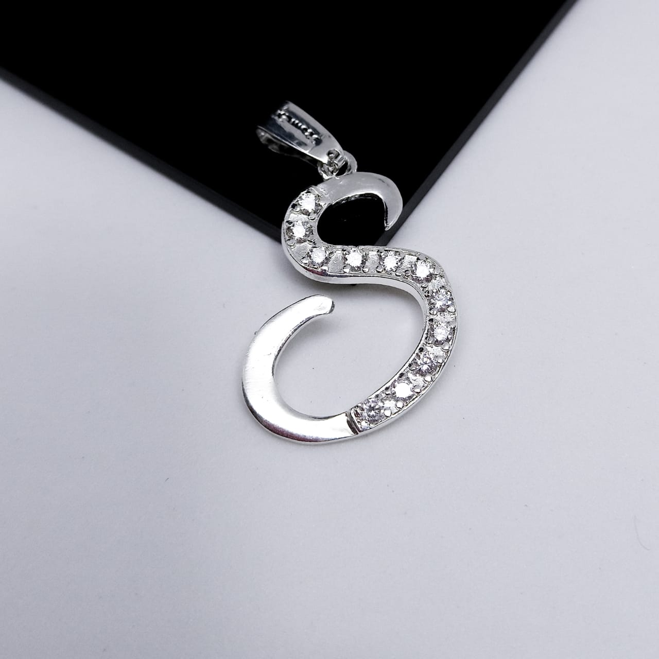 #D106 - Dije De Letra Grande Piedra Zirconia Plata - F2.2