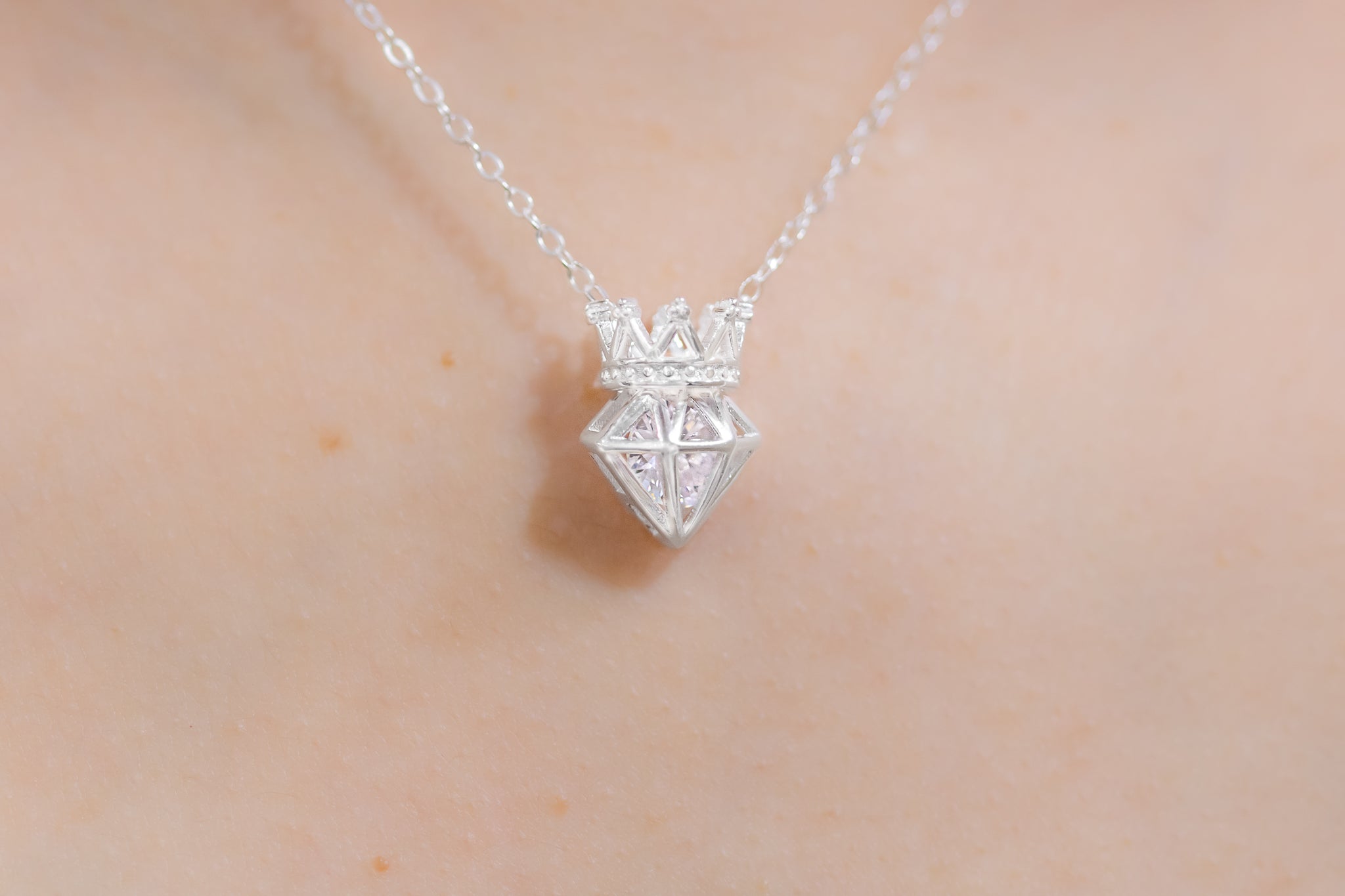 #G142 - Gargantilla De Diamante y Corona De Plata - IP3.0