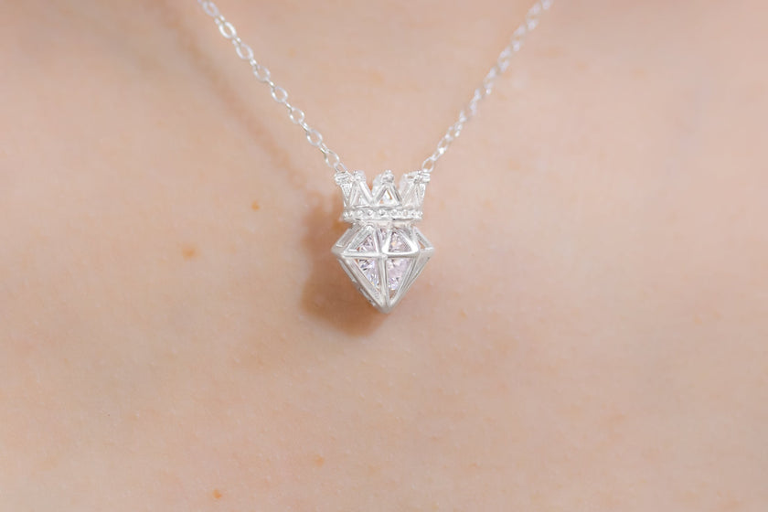 #G142 - Gargantilla De Diamante y Corona De Plata - IP3.0