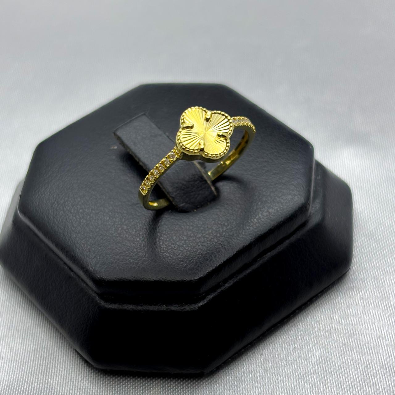 #AD10145 - Anillo Trébol tipo Van Cleef Con Piedra Zirconia Oro 10K - I16/1.5