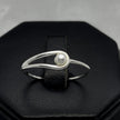 #AD439 - Anillo Con Perla Central Plata - B12/1.1