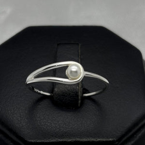 #AD439 - Anillo Con Perla Central Plata - B12/1.1