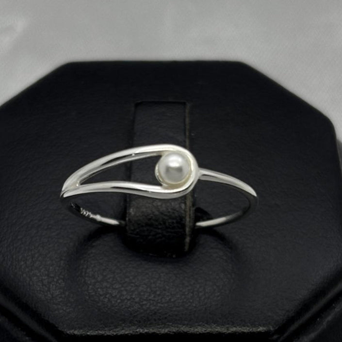 #AD439 - Anillo Con Perla Central Plata - B12/1.1