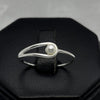 #AD439 - Anillo Con Perla Central Plata - B12/1.1