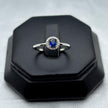 #ADX14109 - Anillo Solitario Con Diamante Natural Y Zafiro Oro Blanco 14K - TX295