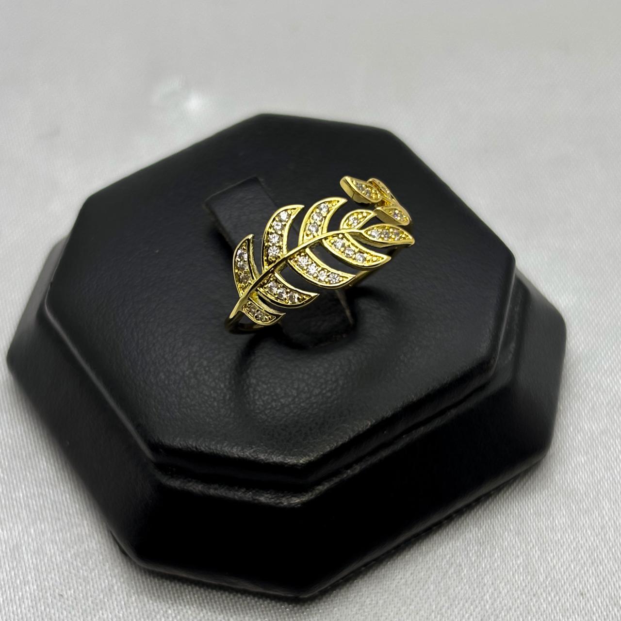 #AOL150 - Anillo Ajustable Hoja Con Piedra Zirconia Oro Laminado 18K