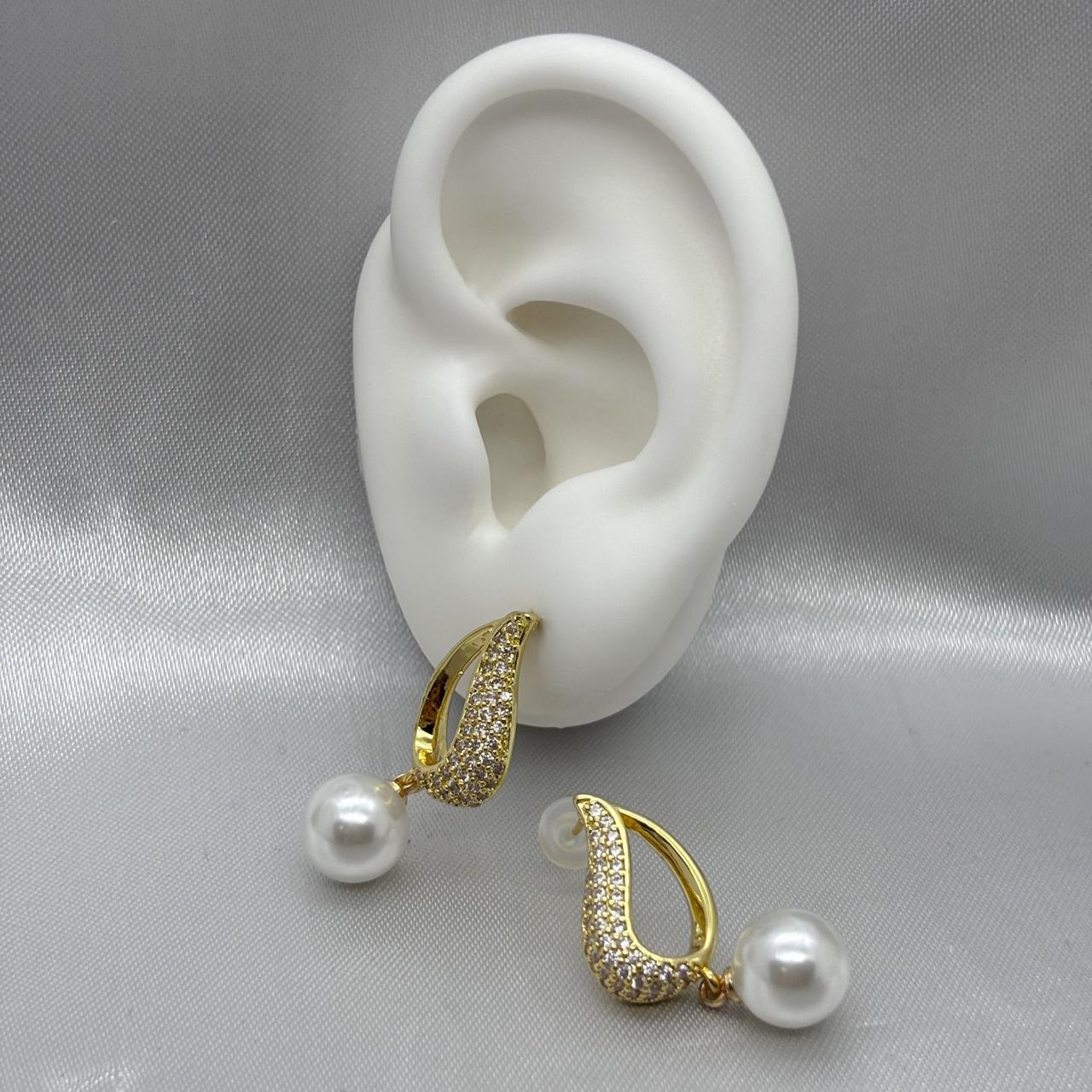 #ARL134 - Arete Gota Con Perla Y Piedra Zirconia Oro Laminado 18K