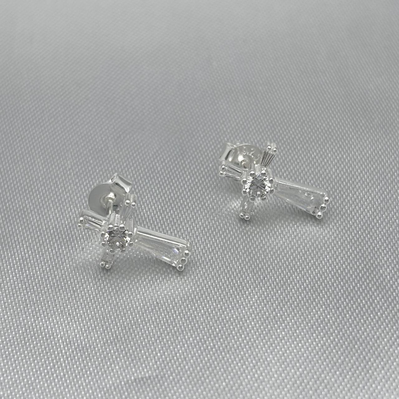 #BR126 - Broquel Cruz Con Piedra Zirconia Plata - LL1.8