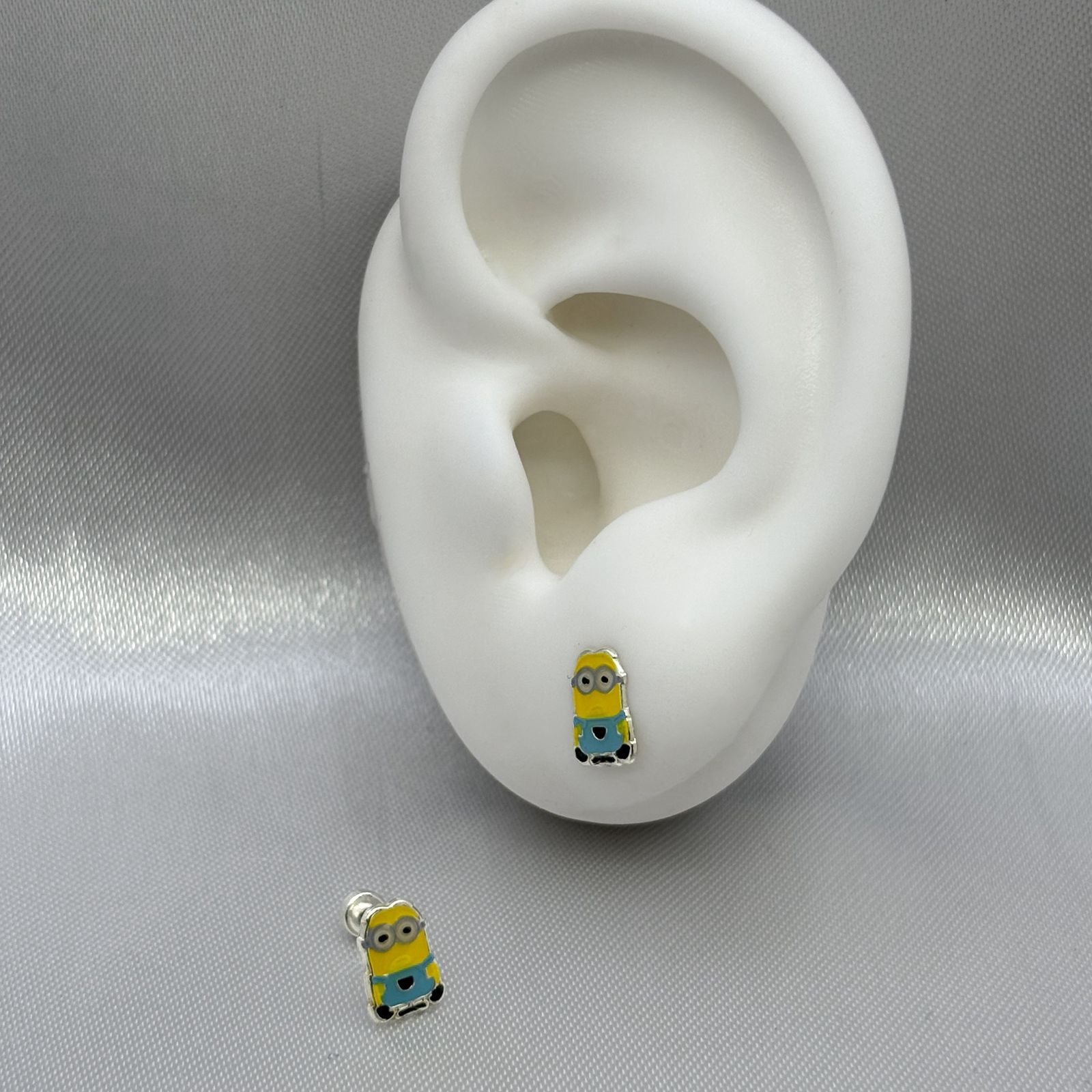#BR315 - Broquel Minions Stuart Esmaltado Plata