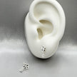 #BR319 - Broquel Flor Con Piedra Zirconia Plata