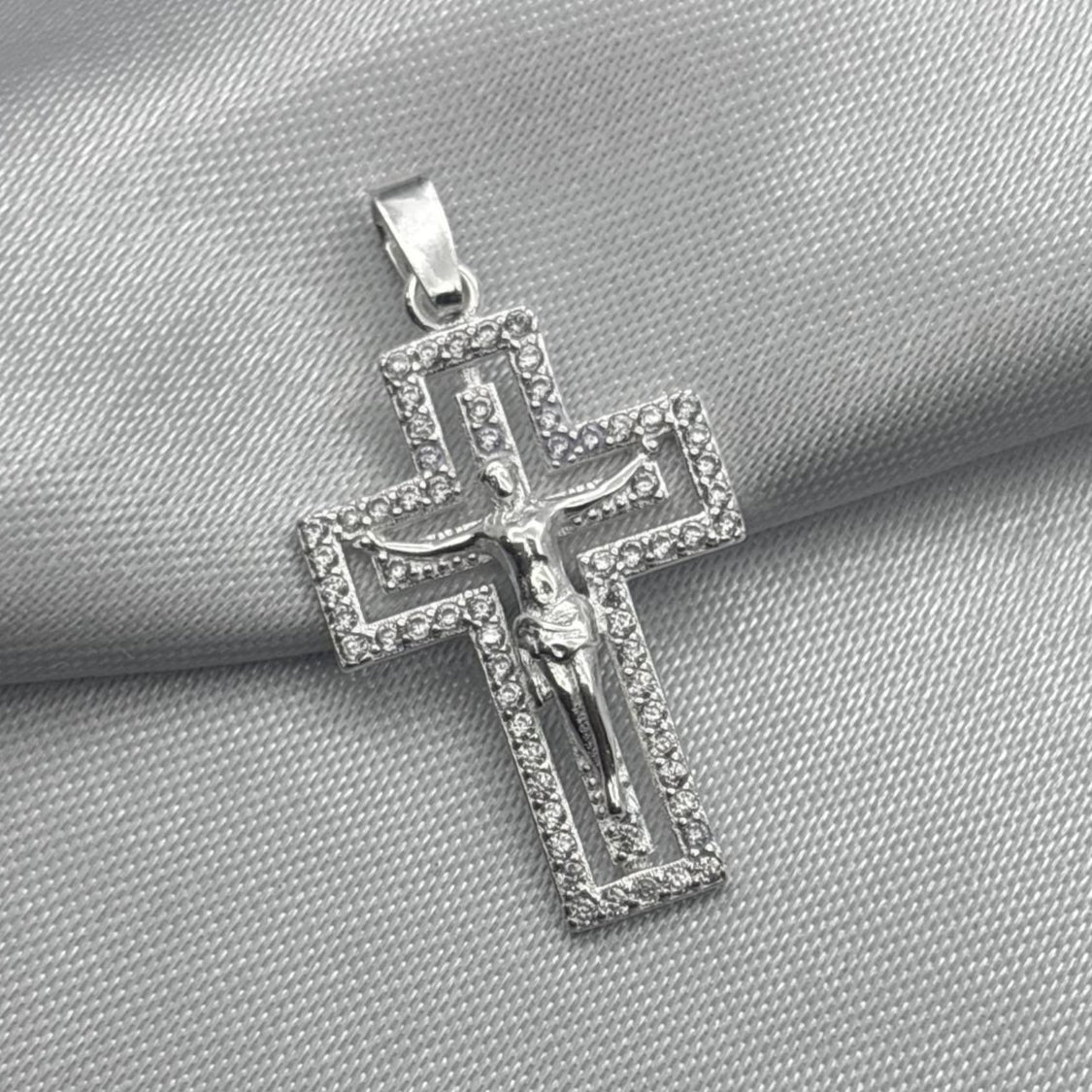 #D166 - Dije Crucifijo Con Piedra Zirconia Plata - LL2.1
