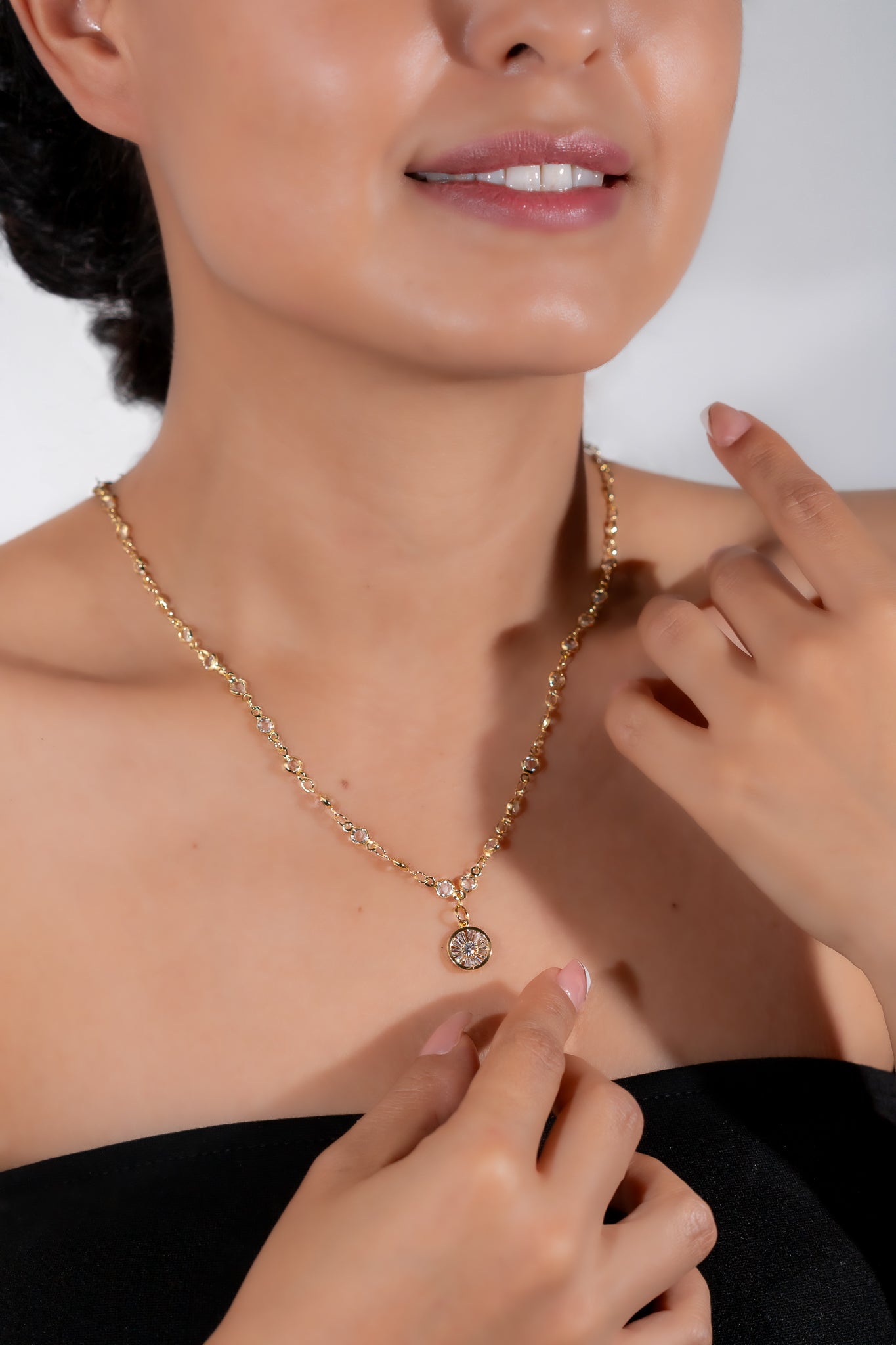 #GOL107 - Gargantilla Con Flor/Circulo Y Piedras De Oro Laminado De 18k