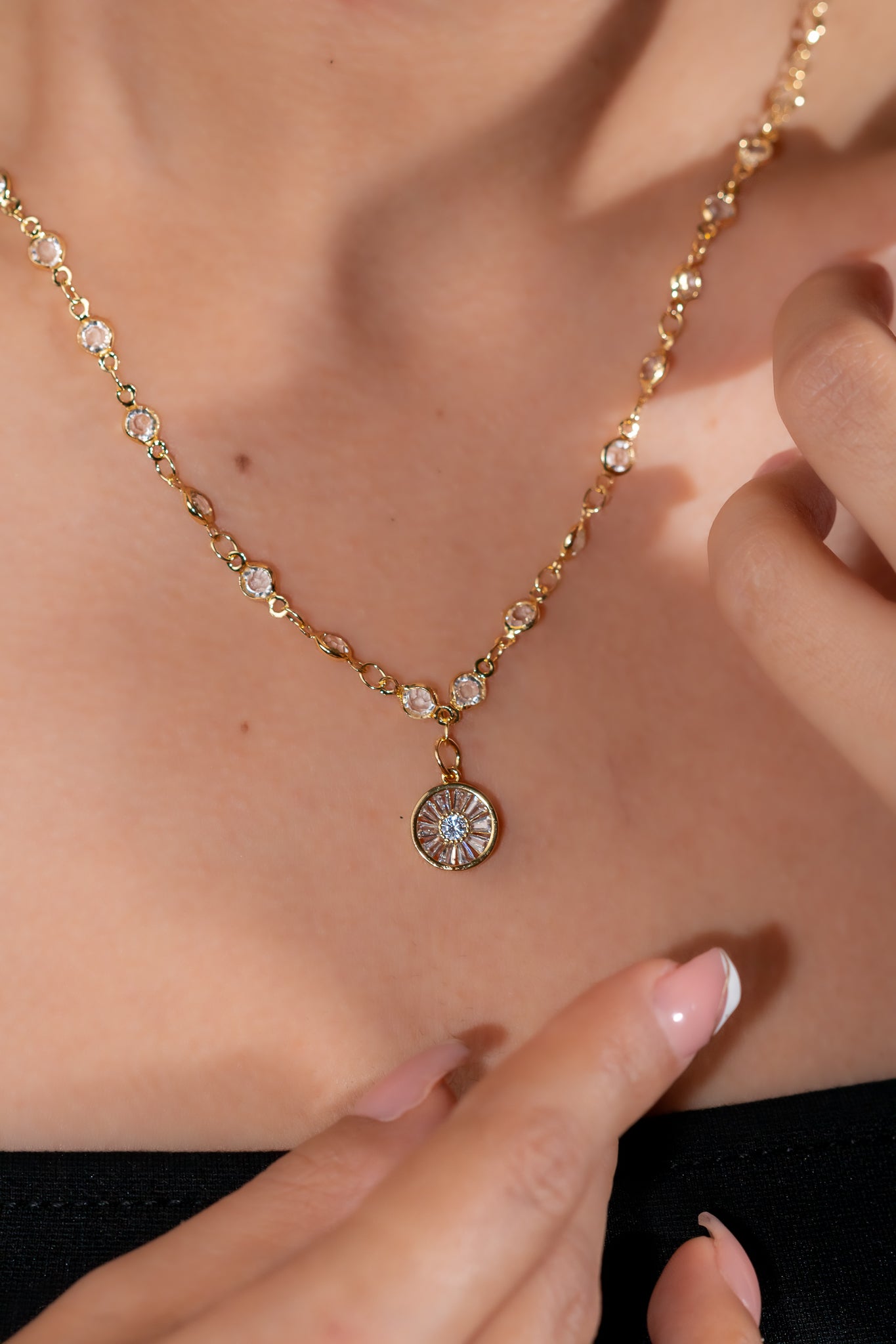 #GOL107 - Gargantilla Con Flor/Circulo Y Piedras De Oro Laminado De 18k