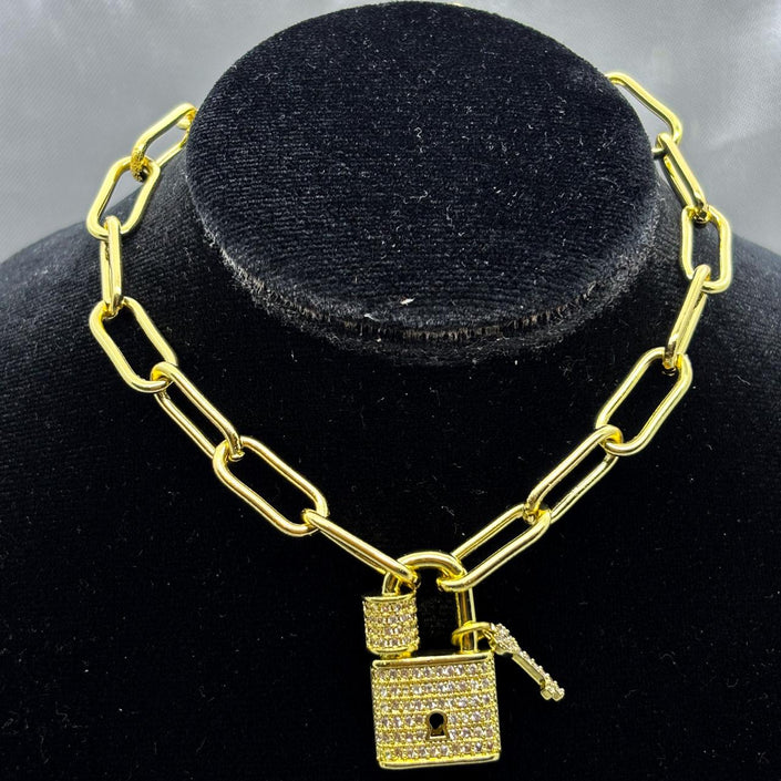 #GOL141 - Gargantilla Candado Con Zirconia Oro Laminado 18K