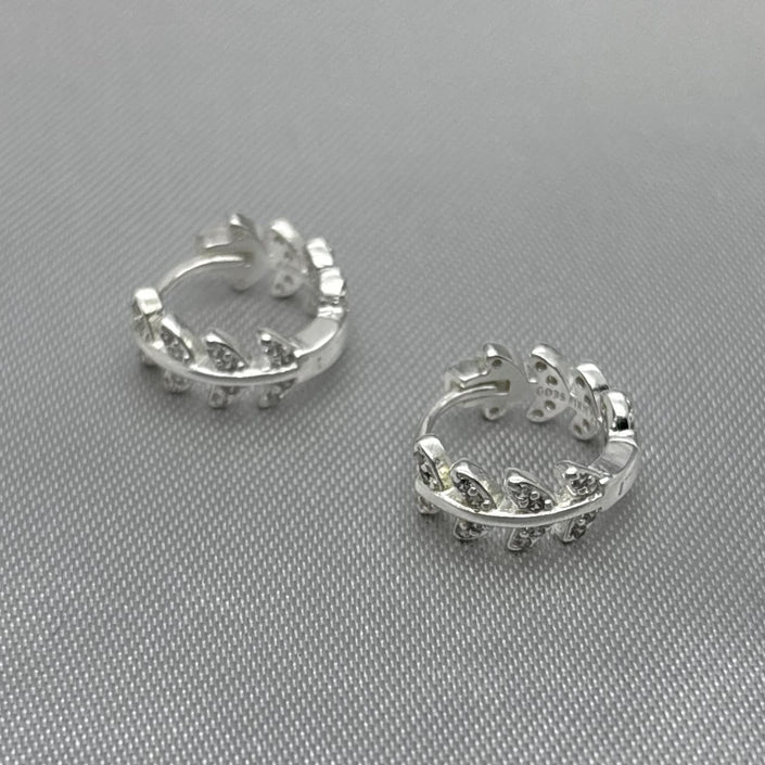 #H166 - Huggie Hojas Con Piedra De Zirconia Plata - LL2.6