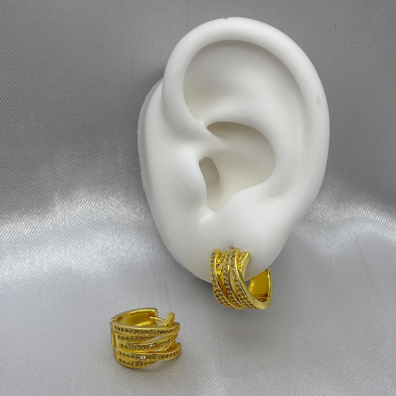 #HOL164 - Huggie Con Piedra De Zirconia Oro Laminado 18K