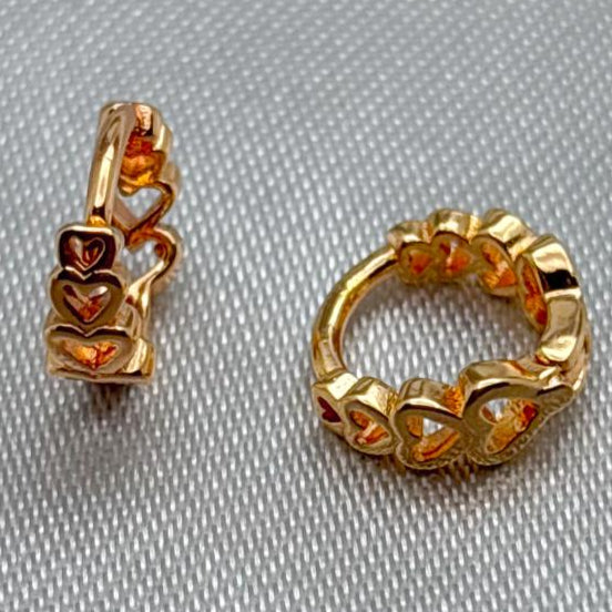 #HOL118 - Huggie De Corazones Oro Laminado 18k