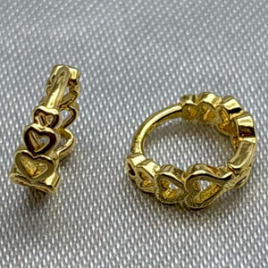 #HOL118 - Huggie De Corazones Oro Laminado 18k