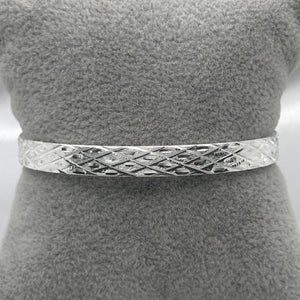 #AO101- Pulsera Rígida Oval Diamantado Aleatorio De Plata - CE8.7