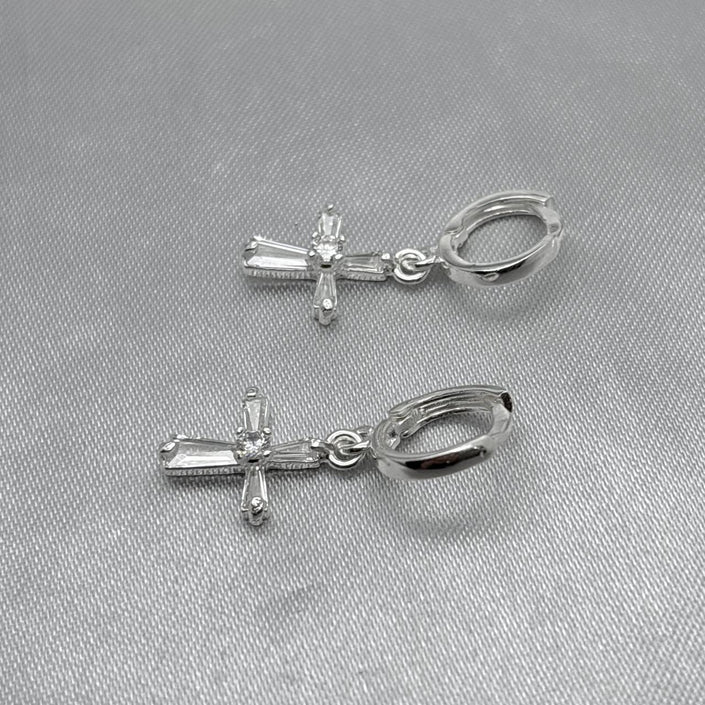 #H158 - Huggie Cruz Colgante Con Zirconia Plata - F3.2