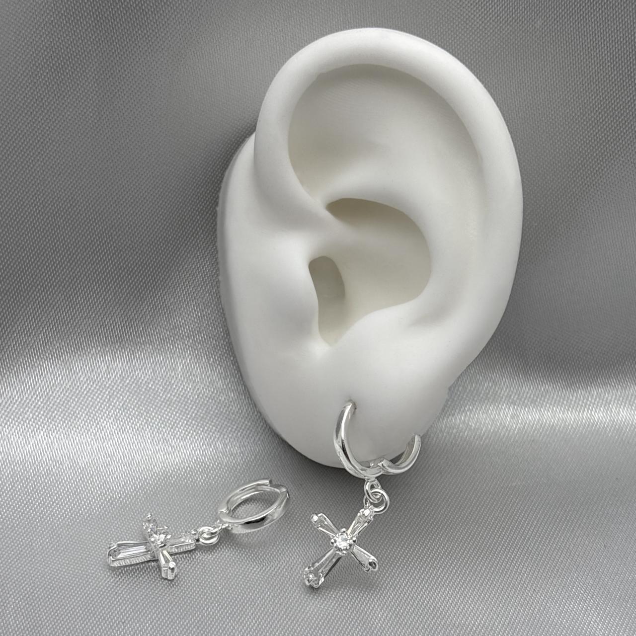 #H158 - Huggie Cruz Colgante Con Zirconia Plata - F3.2