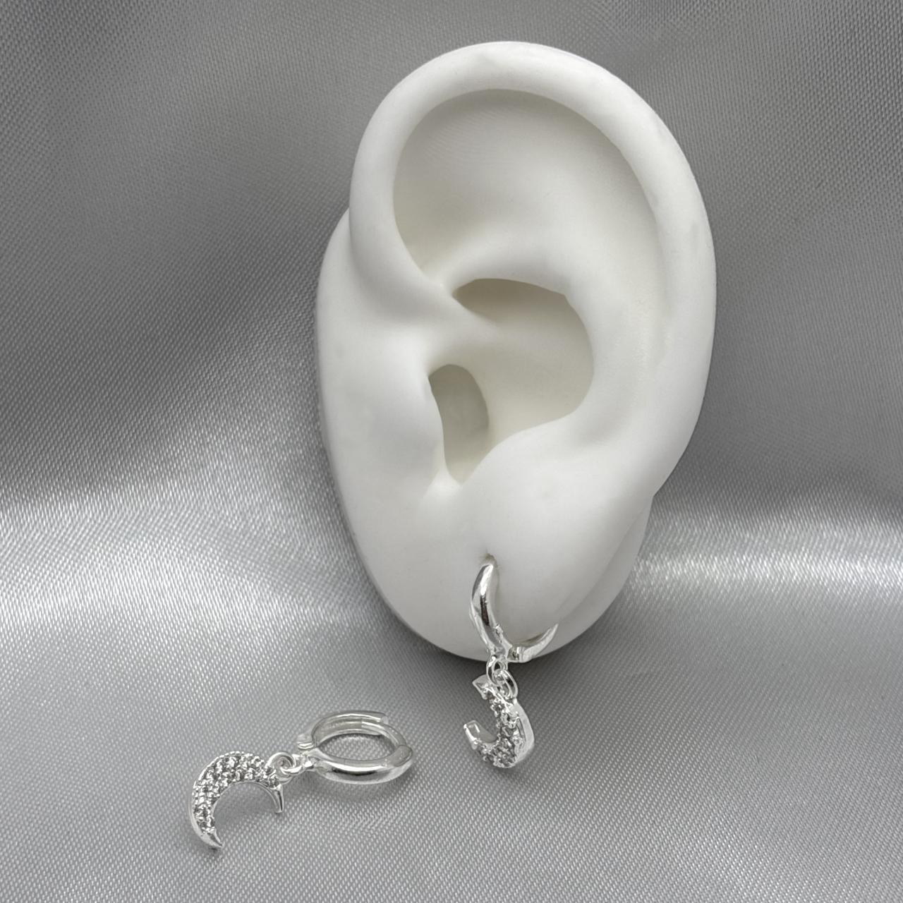 #H159 - Huggie Colgante De Luna Con Zirconia Plata - F3.0