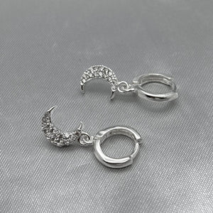 #H159 - Huggie Colgante De Luna Con Zirconia Plata - F3.0