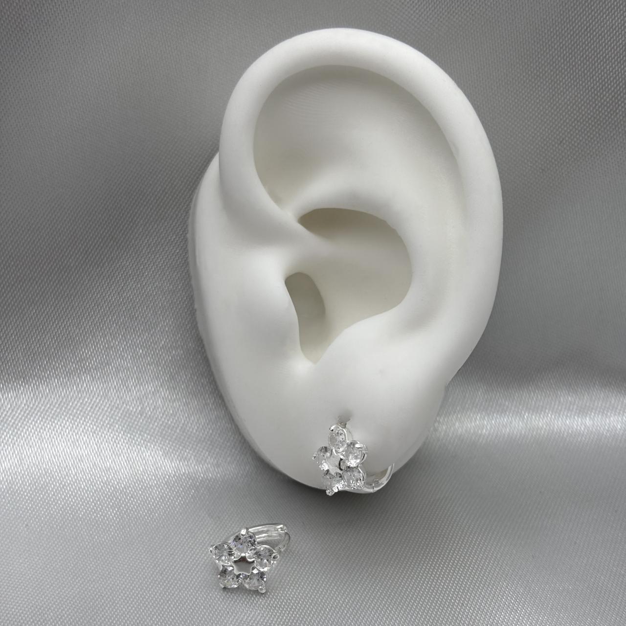 #H150 - Huggie De Flor Con Zirconia Plata - F2.3