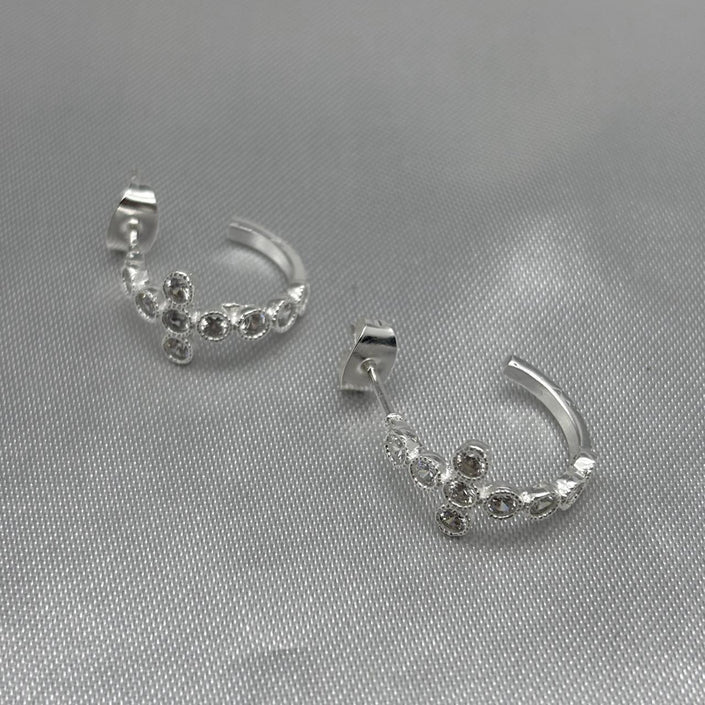 #H179 - Huggie Circular De Cruz Con Piedra Zirconia De Plata - ZC2.7