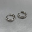 #H182 - Huggie Aros Con Zirconias y Relieve Baño De Rodio Plata - IP2.5