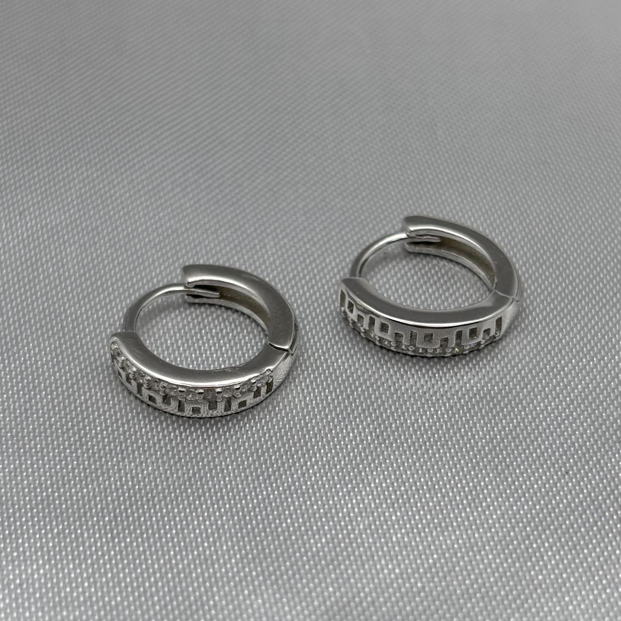 #H182 - Huggie Aros Con Zirconias y Relieve Baño De Rodio Plata - IP2.5