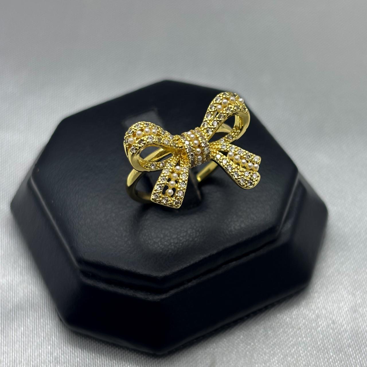 #AOL135 - Anillo Ajustable Moño Con Zirconias Oro Laminado 18K
