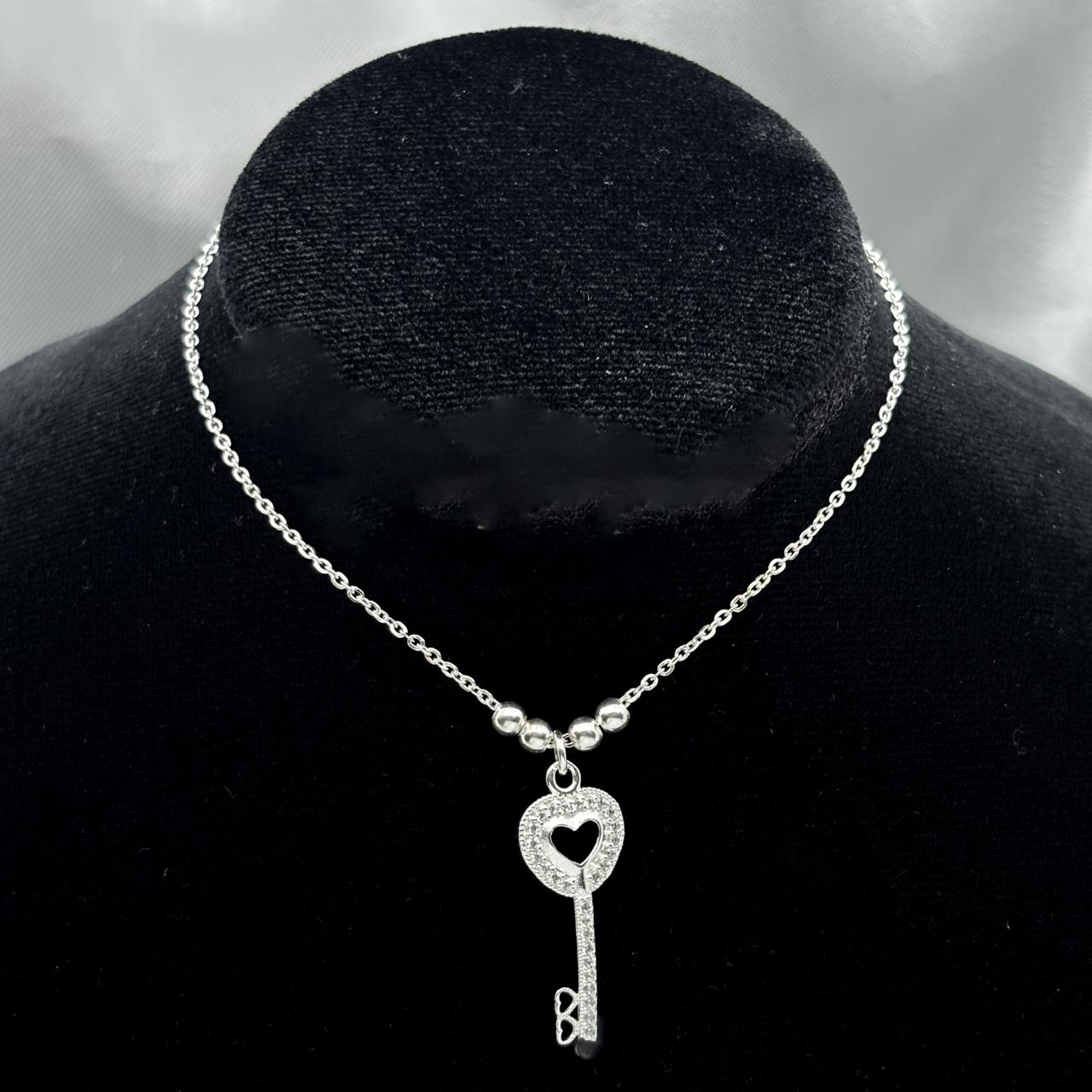 #G256 - Gargantilla Llave Corazón Con Zirconias Plata -MI2.6