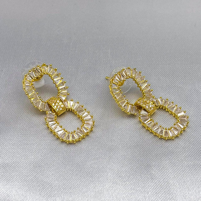 #ARL128 - Aretes Cuadros Con Zirconia Oro Laminado 18K