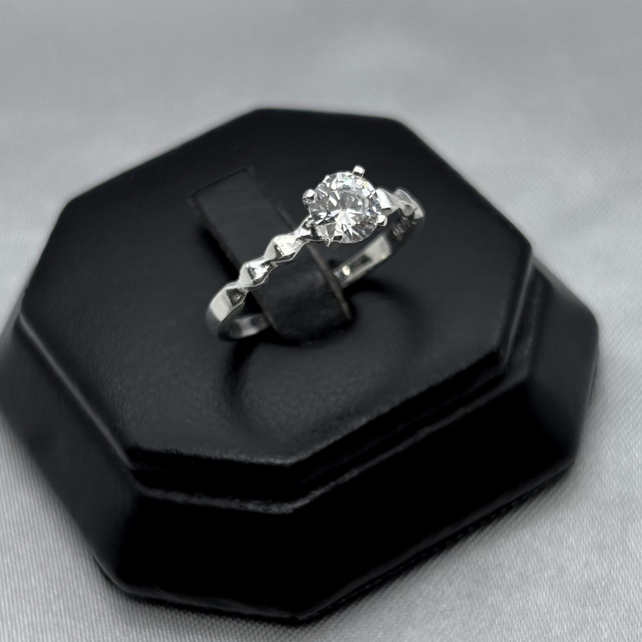 #AD142 - Anillo Relieve Con Zirconia Plata - A08/2.1