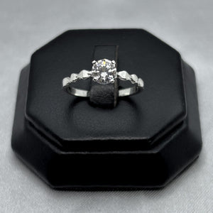 #AD142 - Anillo Relieve Con Zirconia Plata - A08/2.1