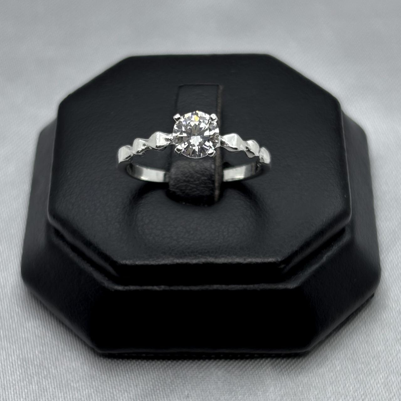#AD142 - Anillo Relieve Con Zirconia Plata - A08/2.1
