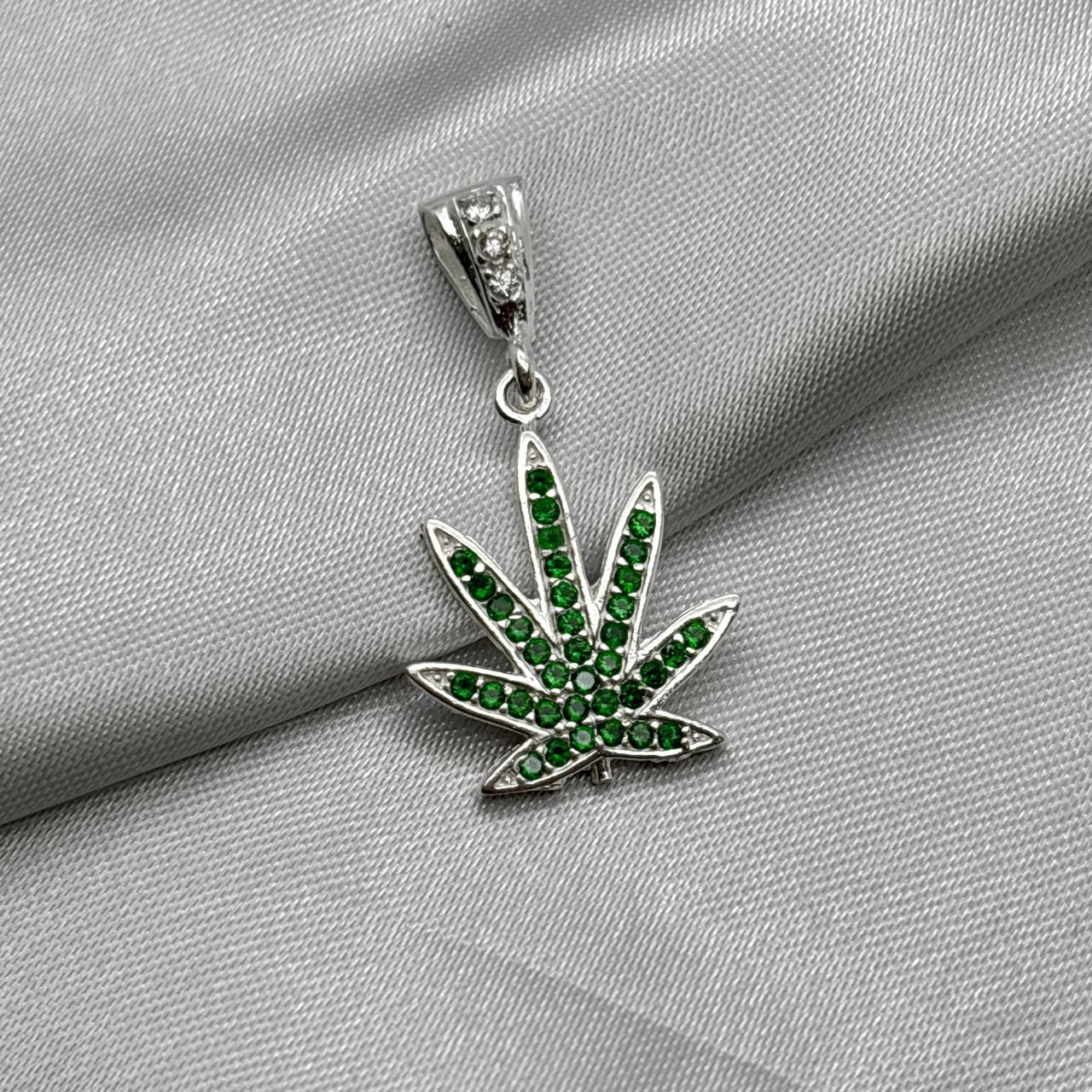 #D360 - Dije Cannabis Con Piedra Zirconia De Plata - F3.5