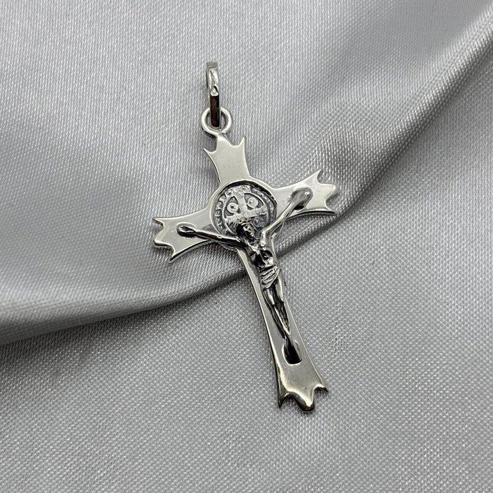 #D132 - Dije Crucifico Cruz Gótica Plata Pavonada - A13/5.2