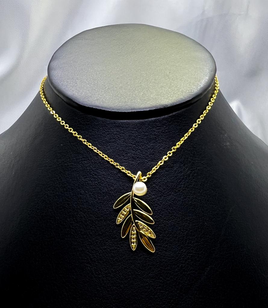#GOL133 - Gargantilla De Hoja Con Perla De Oro Laminado De 18K