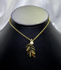 #GOL133 - Gargantilla De Hoja Con Perla De Oro Laminado De 18K