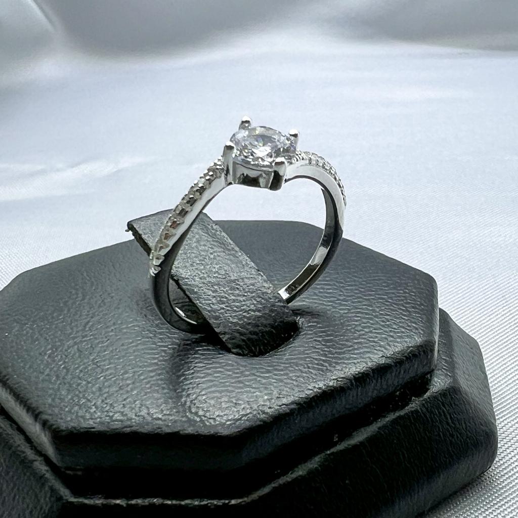 #AD311 - Anillo Solitario Con Piedras - PU2.0